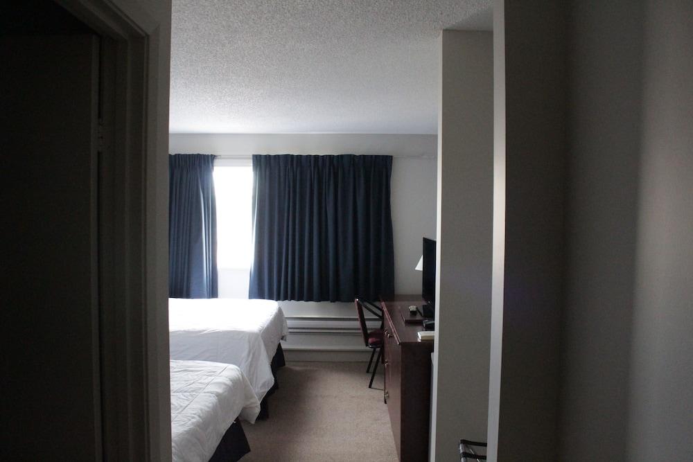 Morinville Plaza & Suites