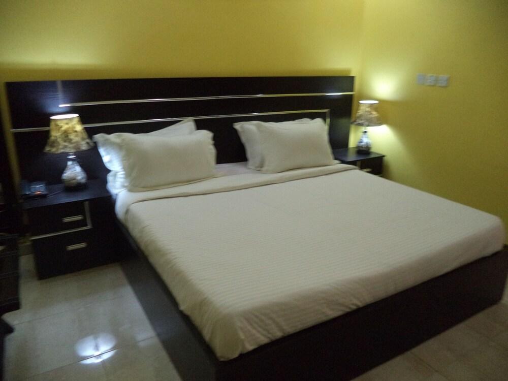 Pine Crest Exclusive Hotel & suite