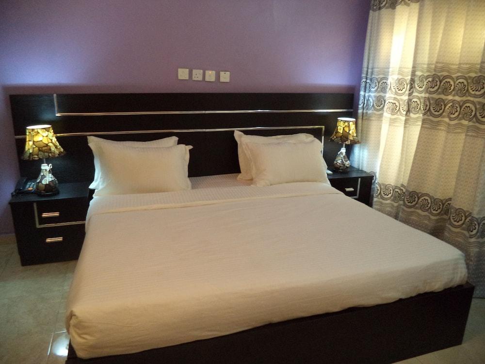 Pine Crest Exclusive Hotel & suite