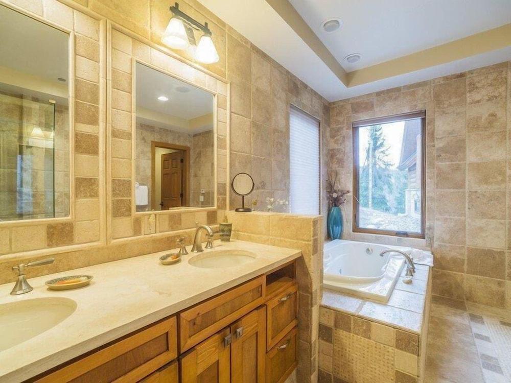 Ruby Ranch 6 Bedroom Holiday home by Key to the Rockies