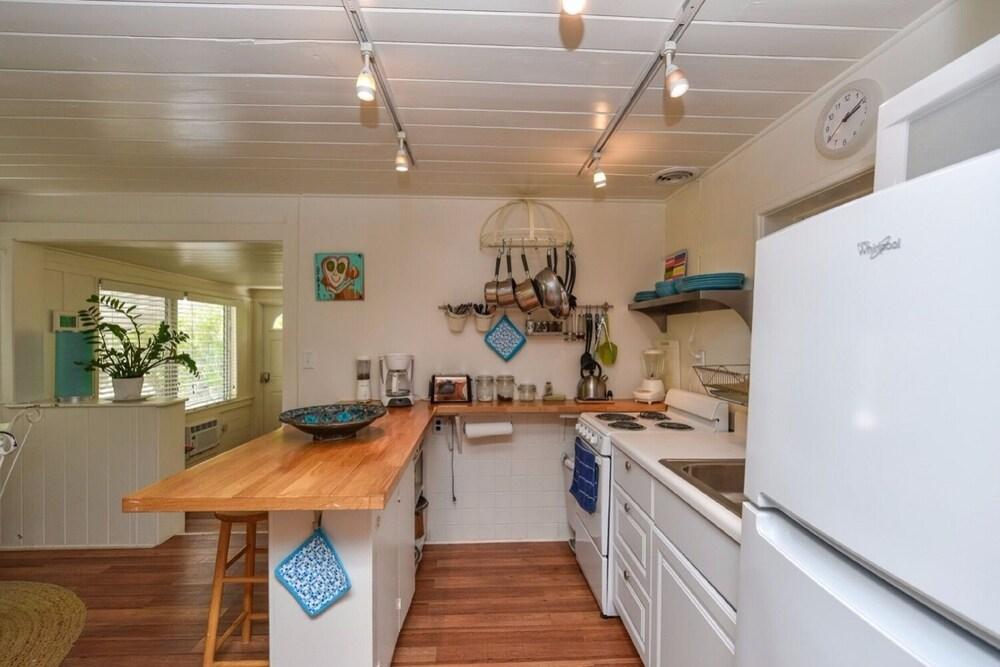 Banana Cabana and Cottage by Beachside Management