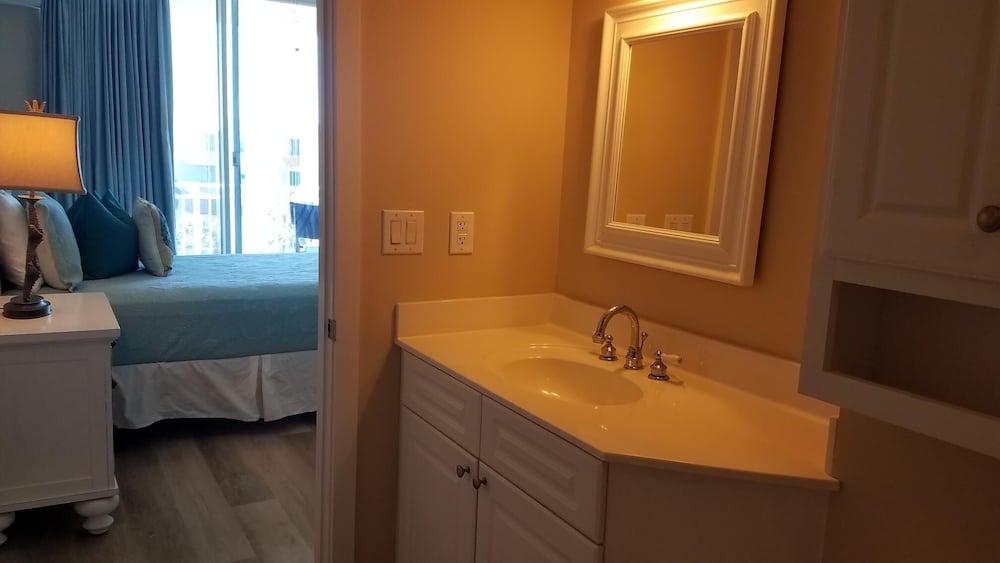 Waterscape 1 Bedroom Apartment by BnD