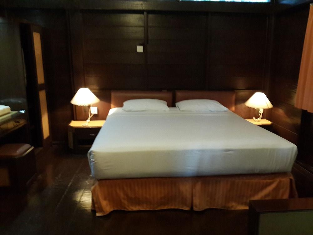 Pulau Ayer Resort and Cottages