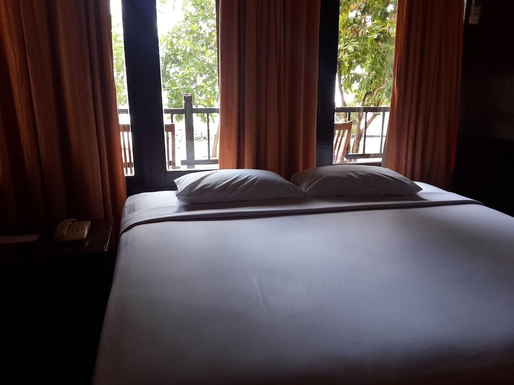 Pulau Ayer Resort and Cottages