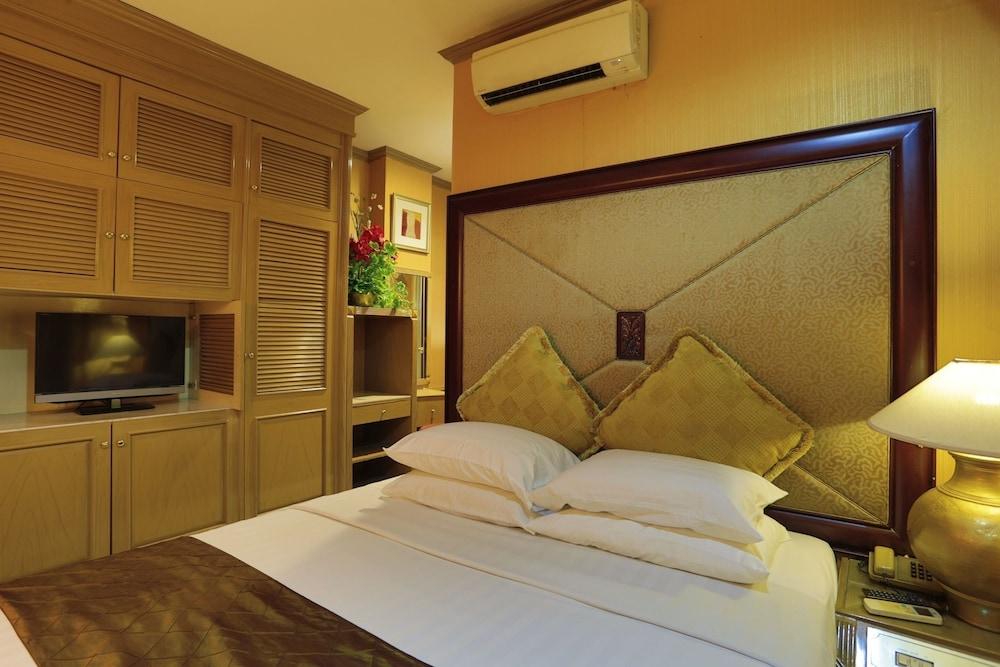 Johns Pardede International Hotel