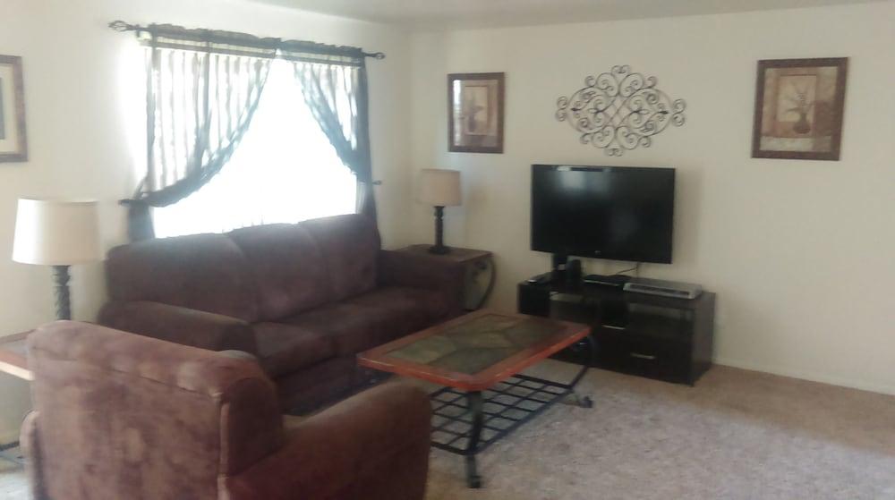 Mactavish Court Townhomes