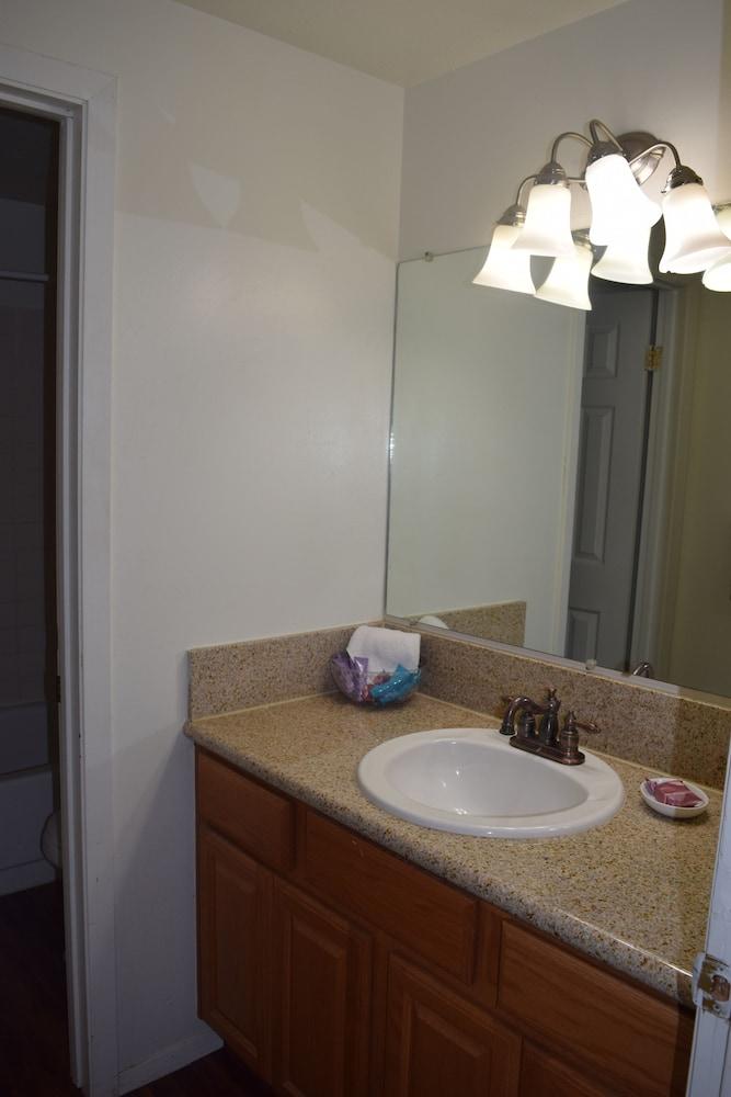 Mactavish Court Townhomes