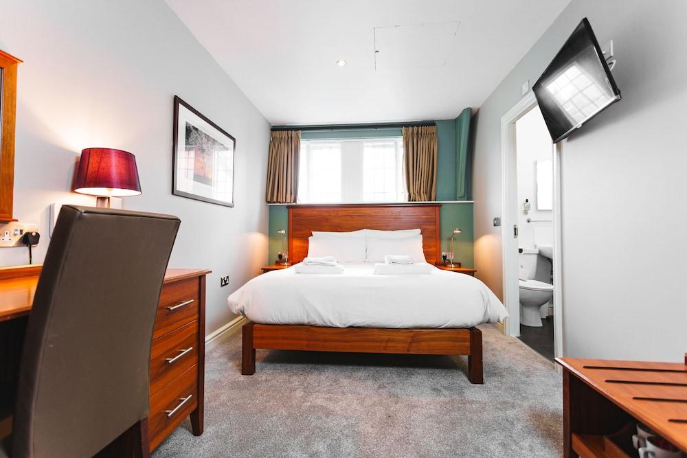 The Dog and Doublet Inn