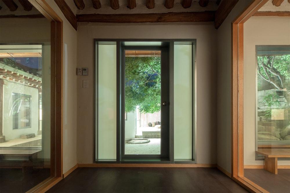 Hanok Residence Hotel Side