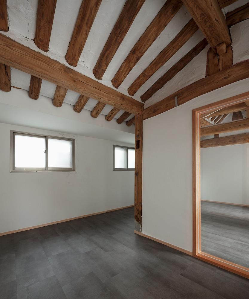 Hanok Residence Hotel Side