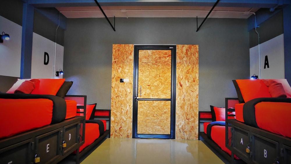 Amity Poshtel - Hostel