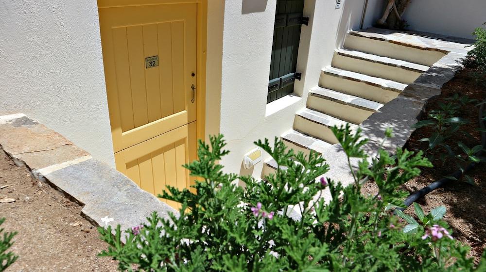 Proteas Hotel & Suites