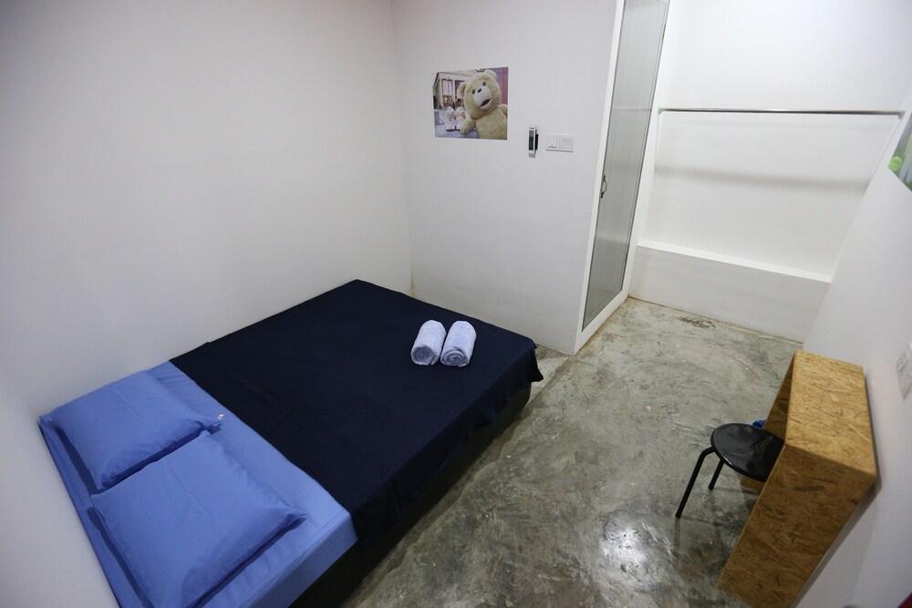 Noisy Room - Bukit Mata