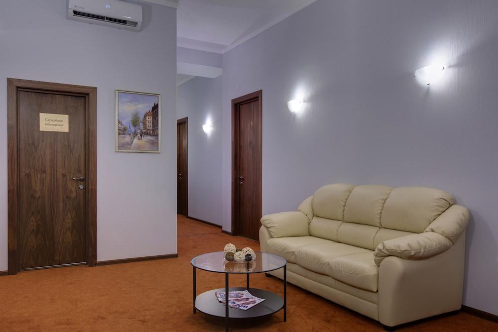 Adagio Renaissance Hotel