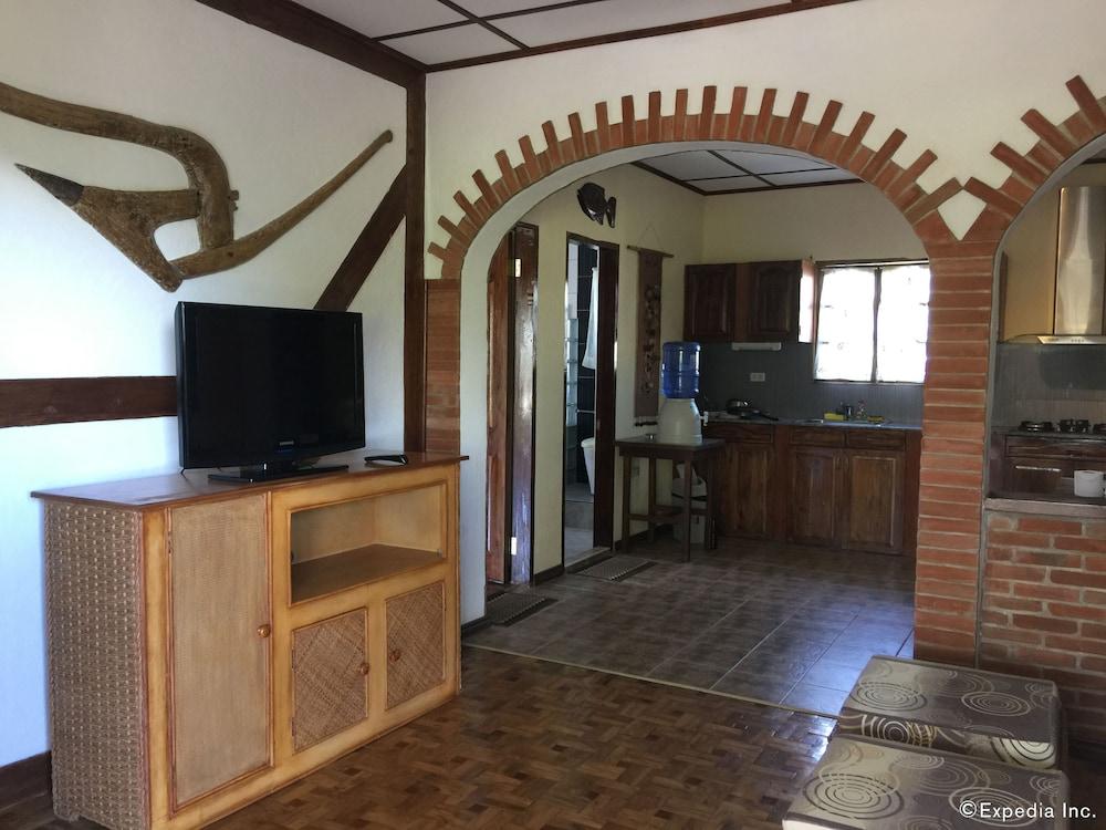 TipTop Hotel Resto and Delishop