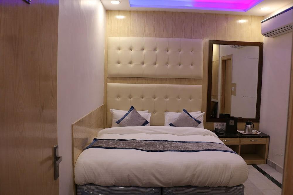 Check In Room Chuna Mandi