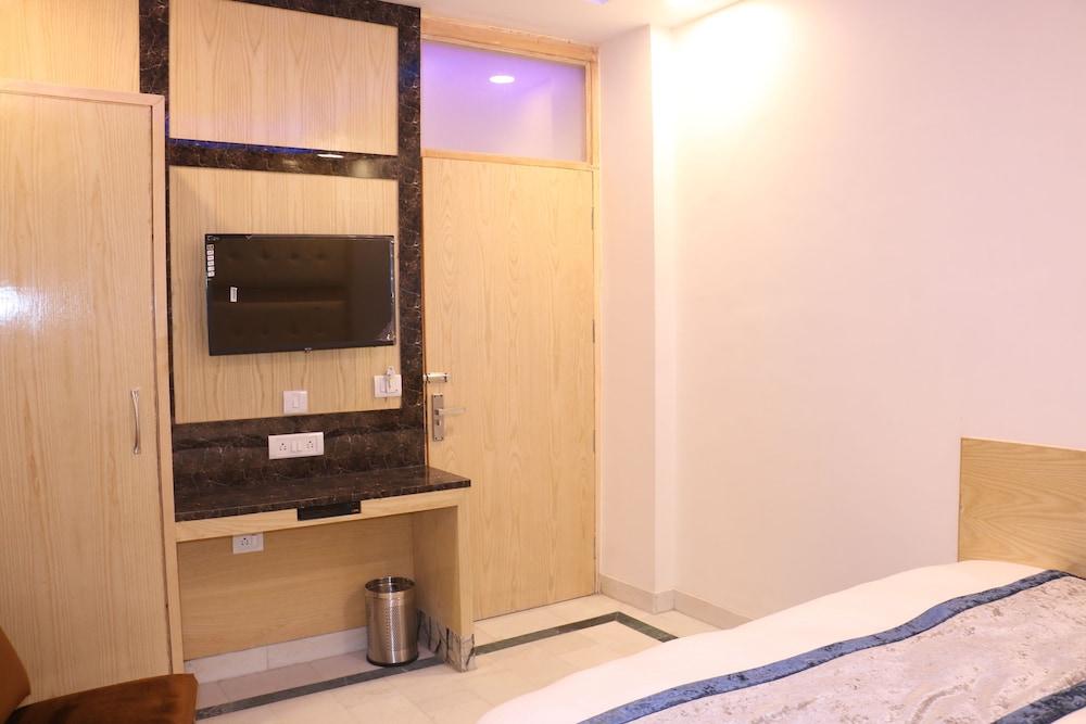 Check In Room Chuna Mandi