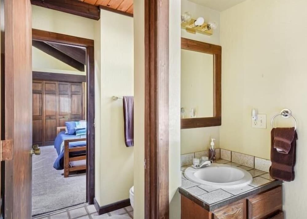 Kirschner Pet Friendly  3 Bedroom Cabin by RedAwning