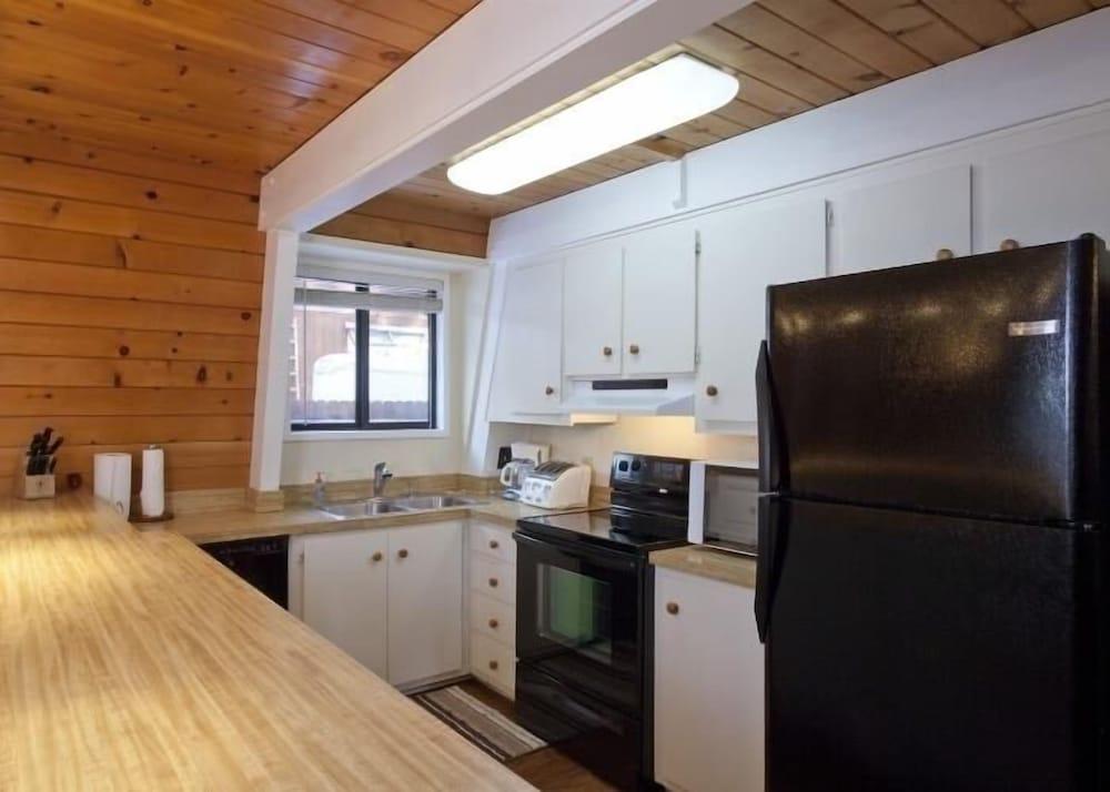 Kaley Vacation Rental Cabin by RedAwning