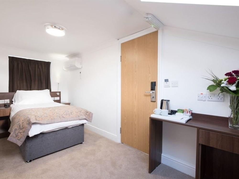 Signature Hotel London