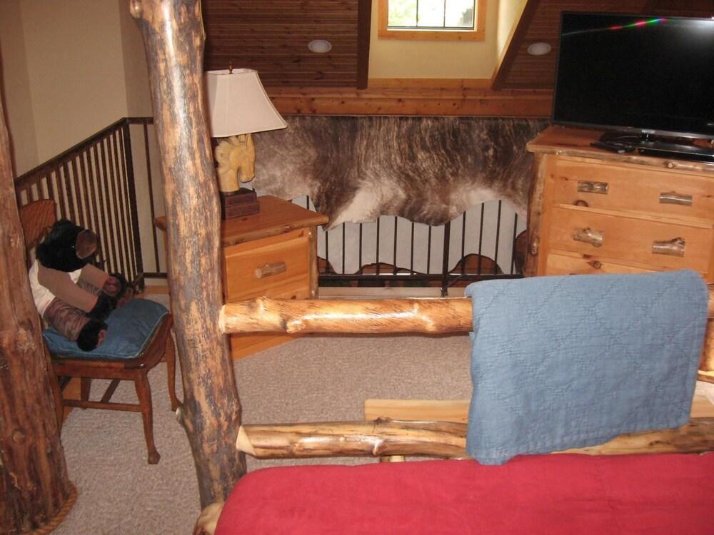 Bear Creek Cabin by RedAwning