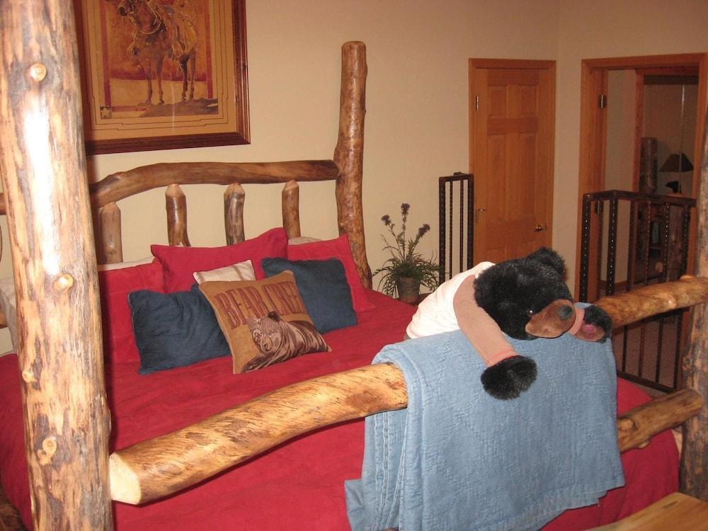 Bear Creek Cabin by RedAwning