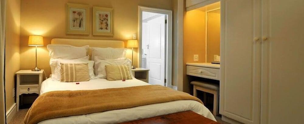 MontMartre Chalets and Guest House