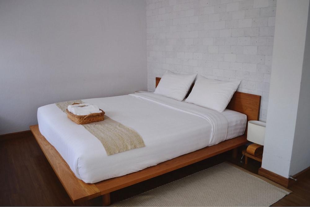 Eat Sleep Cafe & Bed