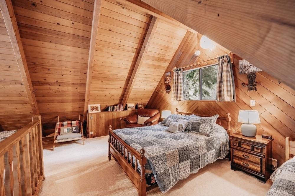 53mbr - Hot Tub - Wi-fi - Sleeps 6 1 Bedroom Home by RedAwning