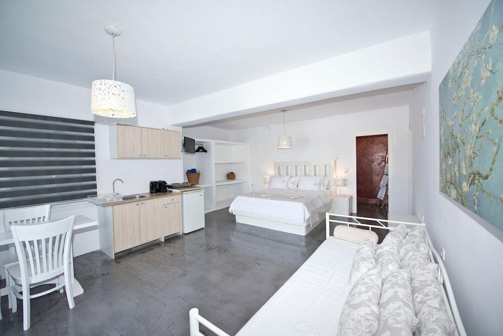 Anixi Lounge Suites - Adults Only