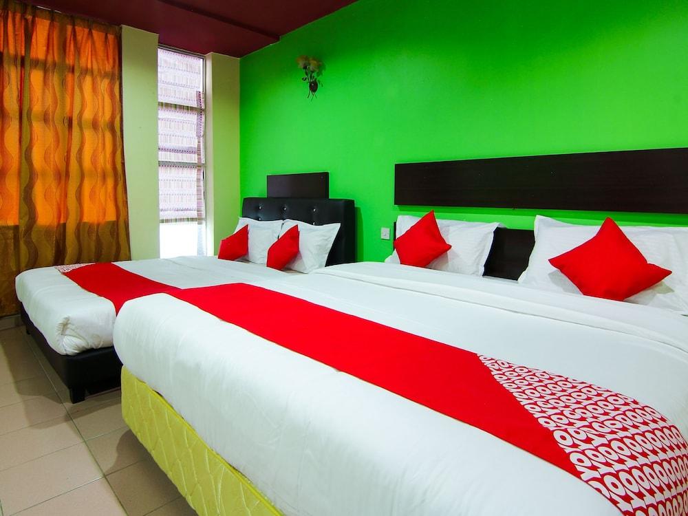 OYO 43962 Ezzy In Hotel