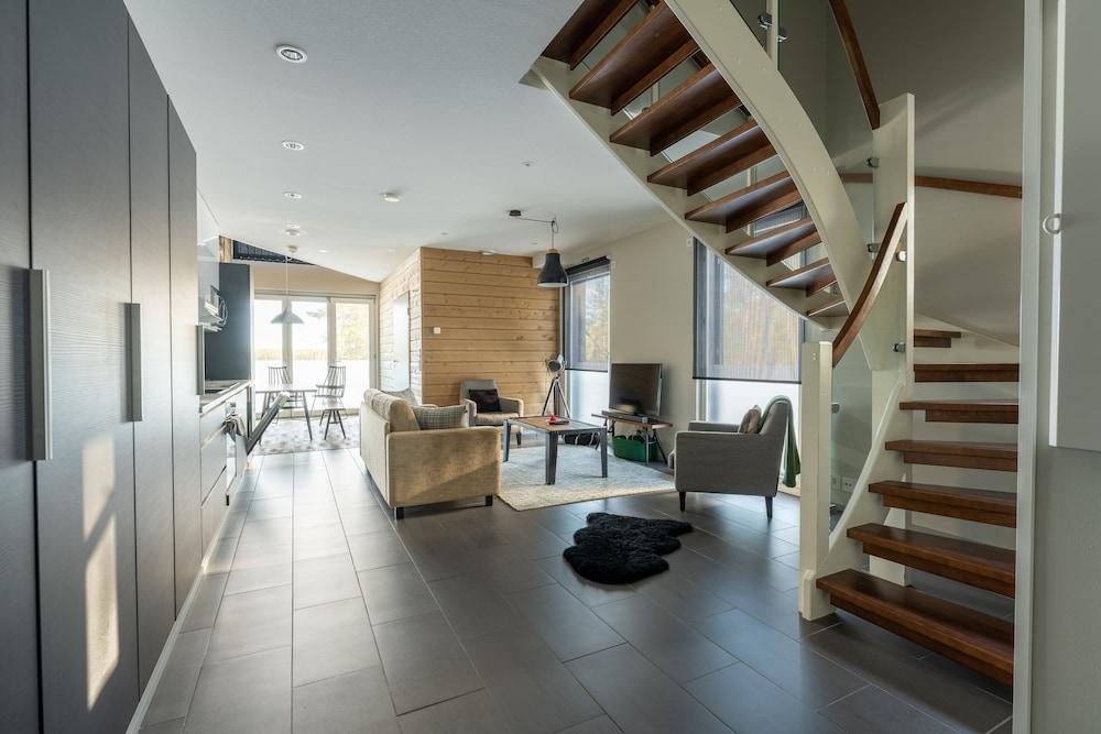 Sandy Kelt, Irish House Apartments