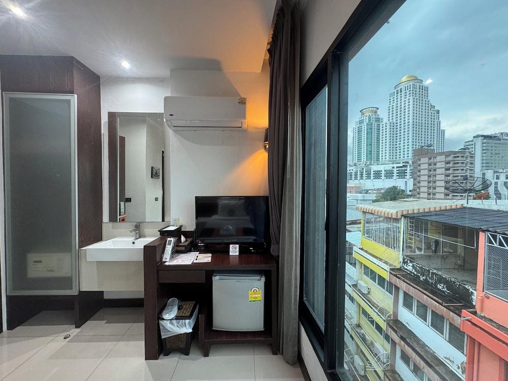 Collection O The Bangkok Airport Link Suite