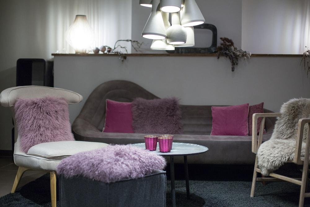 TWO TIMEZ - Boutique Hotel