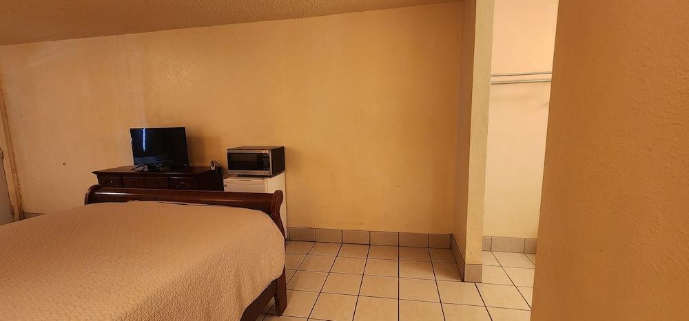 Chaparral Motel Victoria TX, Hwy 59