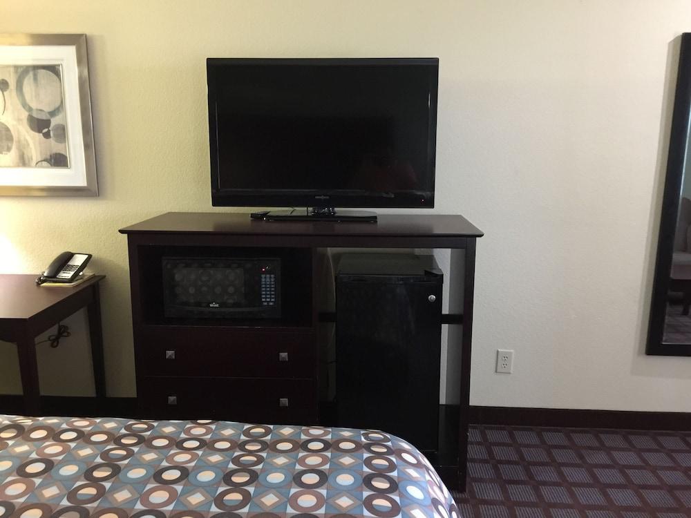 Pearsall Inn & Suites