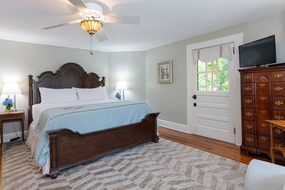 Pinecrest Bed & Breakfast