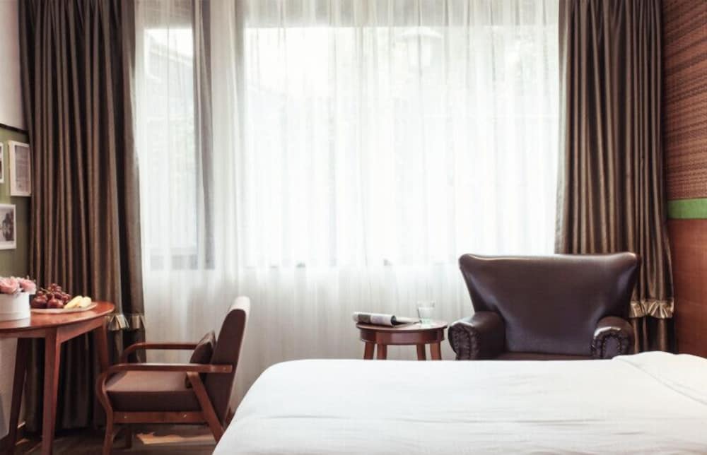 Yurong West Lake Cottage Resort Hotel