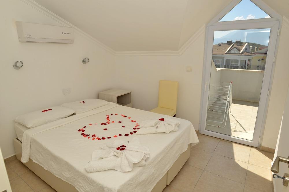 Lighthouse Legend Aparts