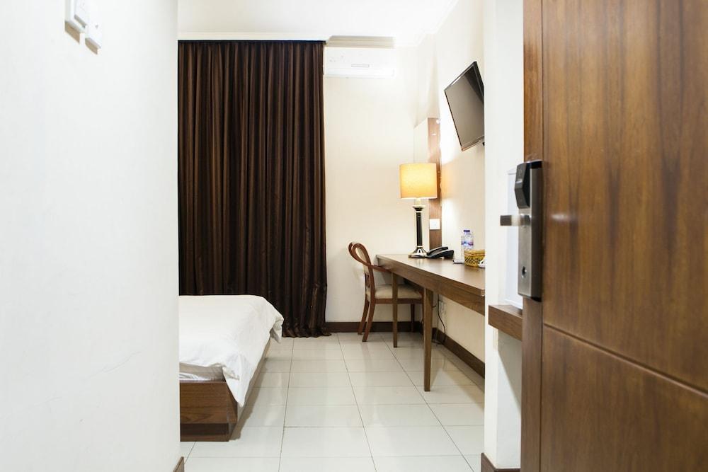 RedDoorz Plus @ Erlich Pasir Kaliki