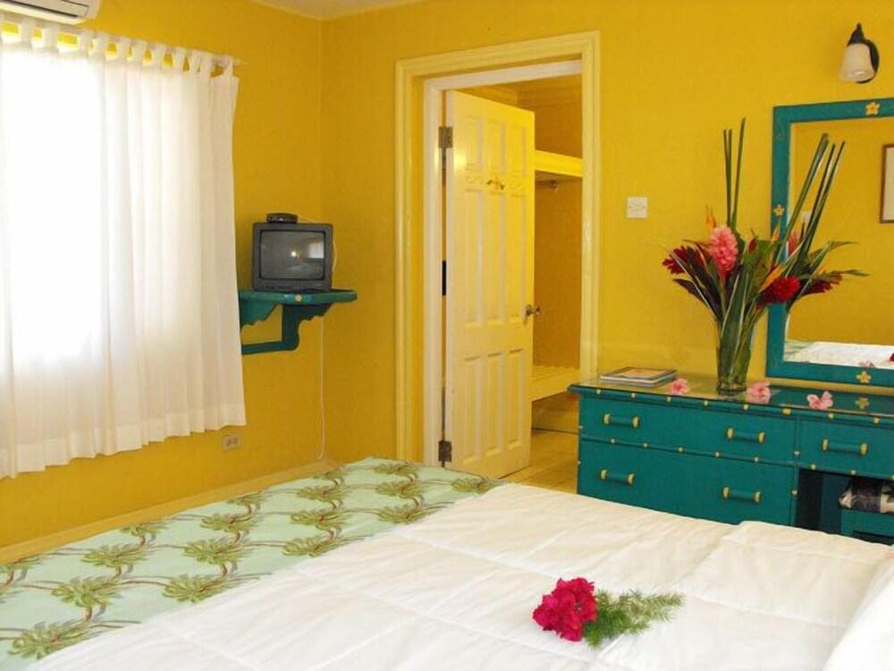 Bar-B-Barn Beach Hotel