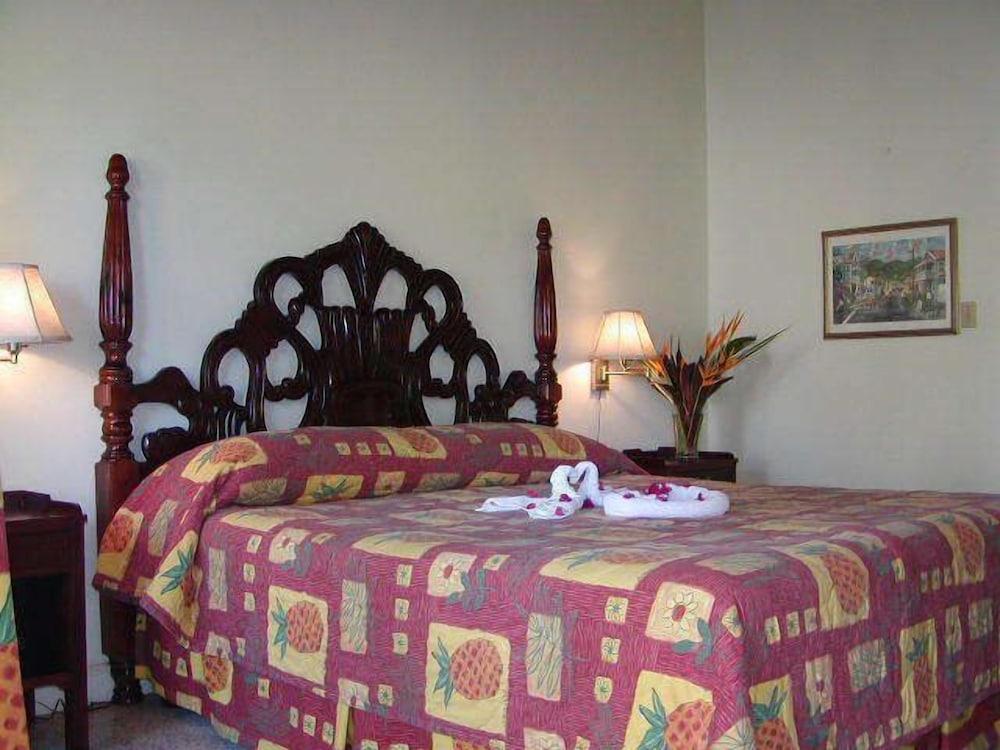 Bar-B-Barn Beach Hotel