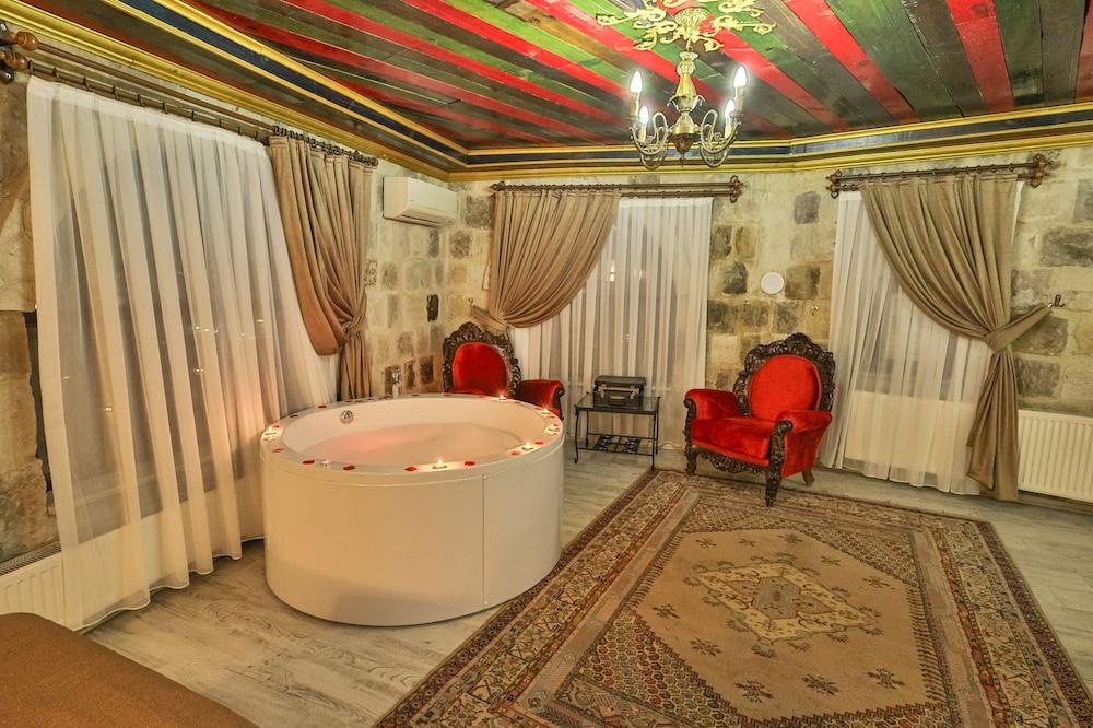 Bedrock Cave Hotel - Adults Only