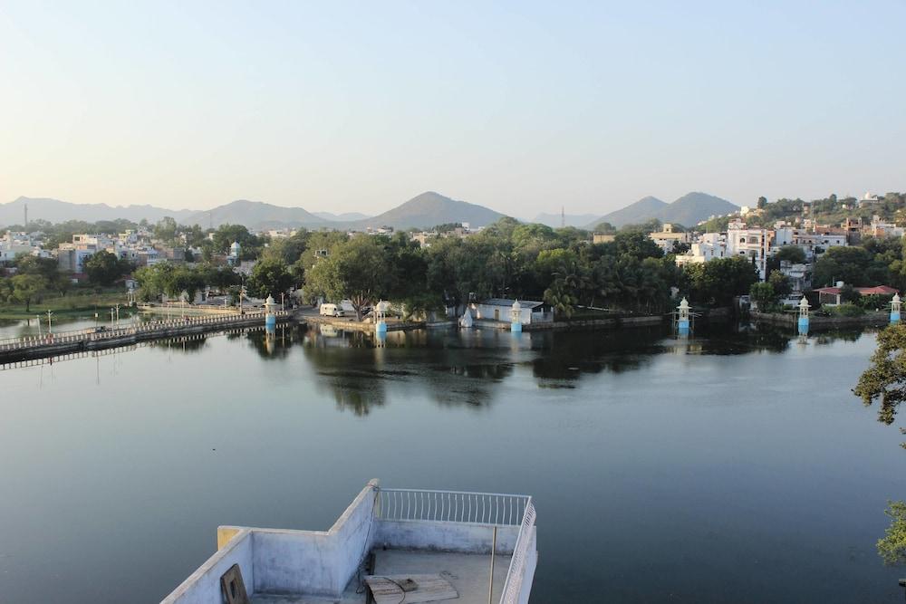 Backpacker Panda Lake Pichola Udaipur