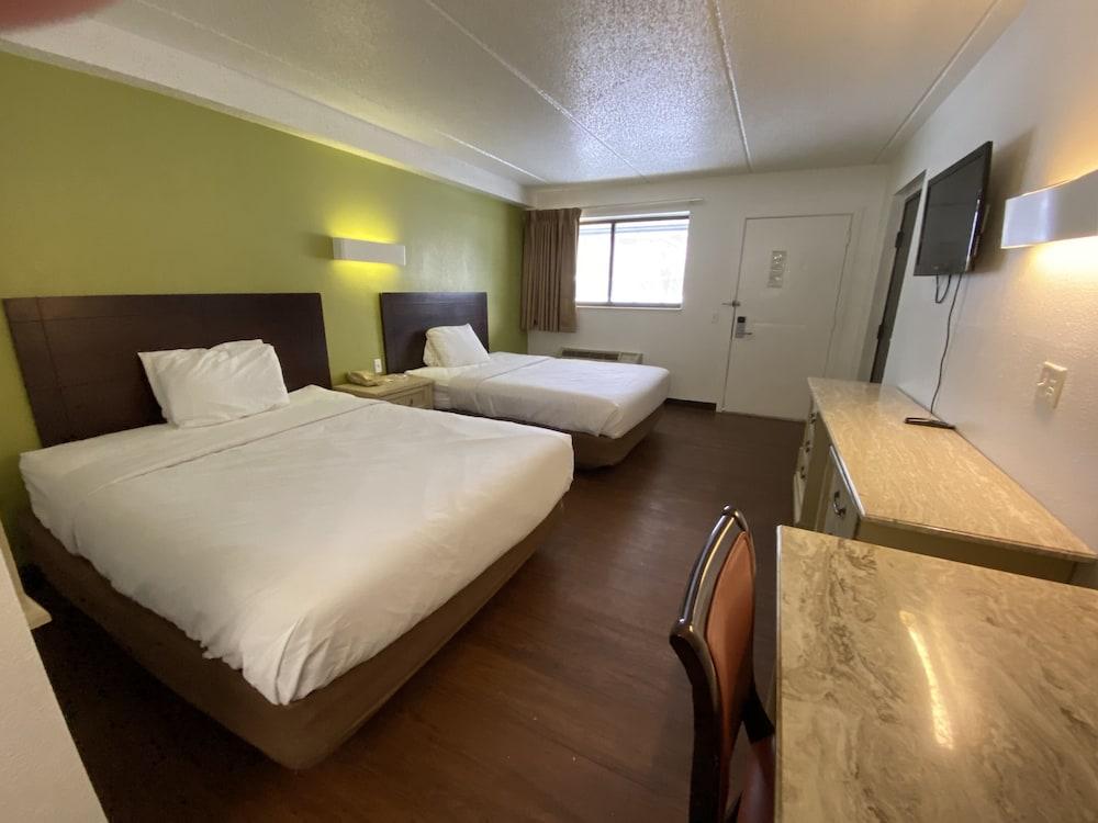 SkyLight Inn Cleveland - Willoughby