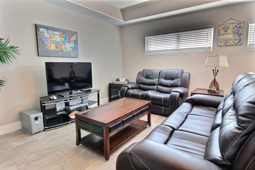 Mi Casa Tu Casa downstairs