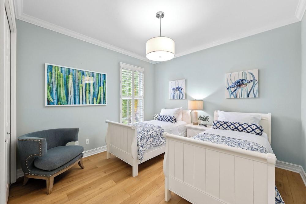 Neapolitan - Newly Renovated 3-BR Luxury Home with Private Pool. Enjoy a Fully Equipped Kitchen and Free Wi-Fi