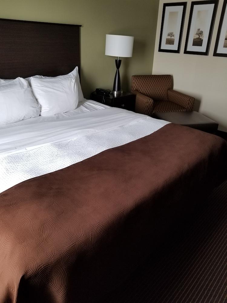 AmericInn by Wyndham DeWitt