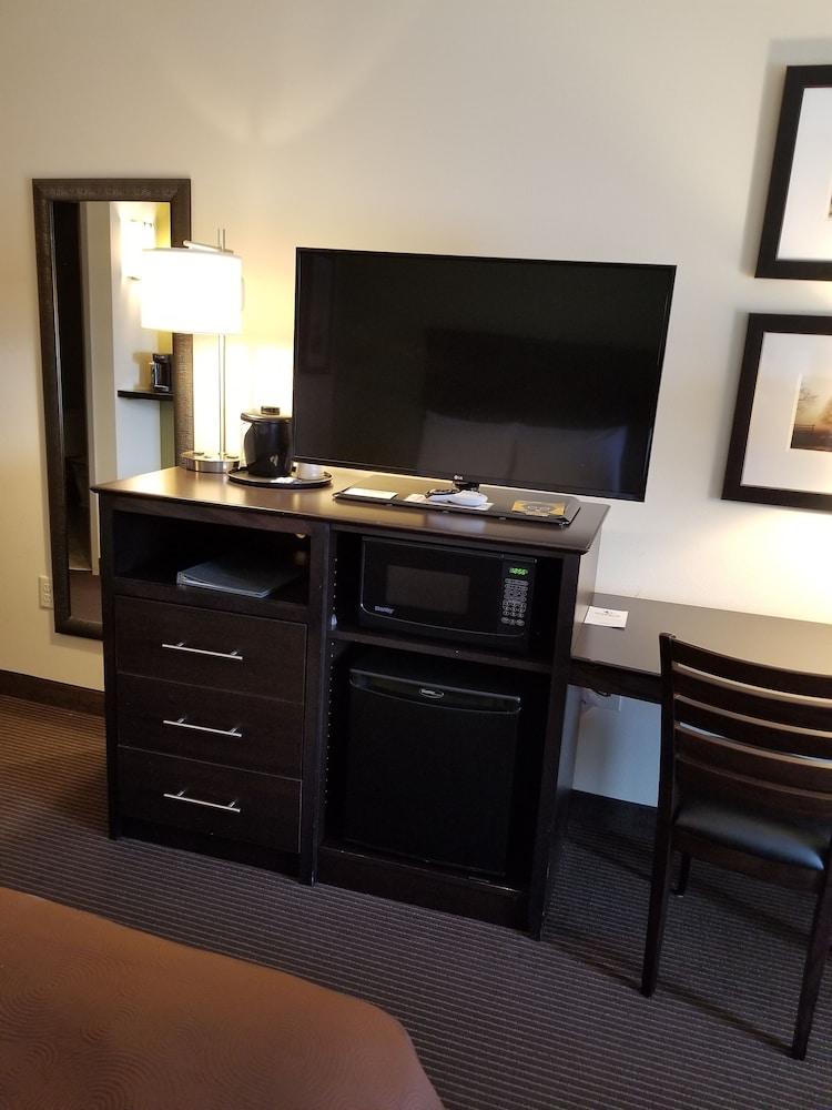 AmericInn by Wyndham DeWitt