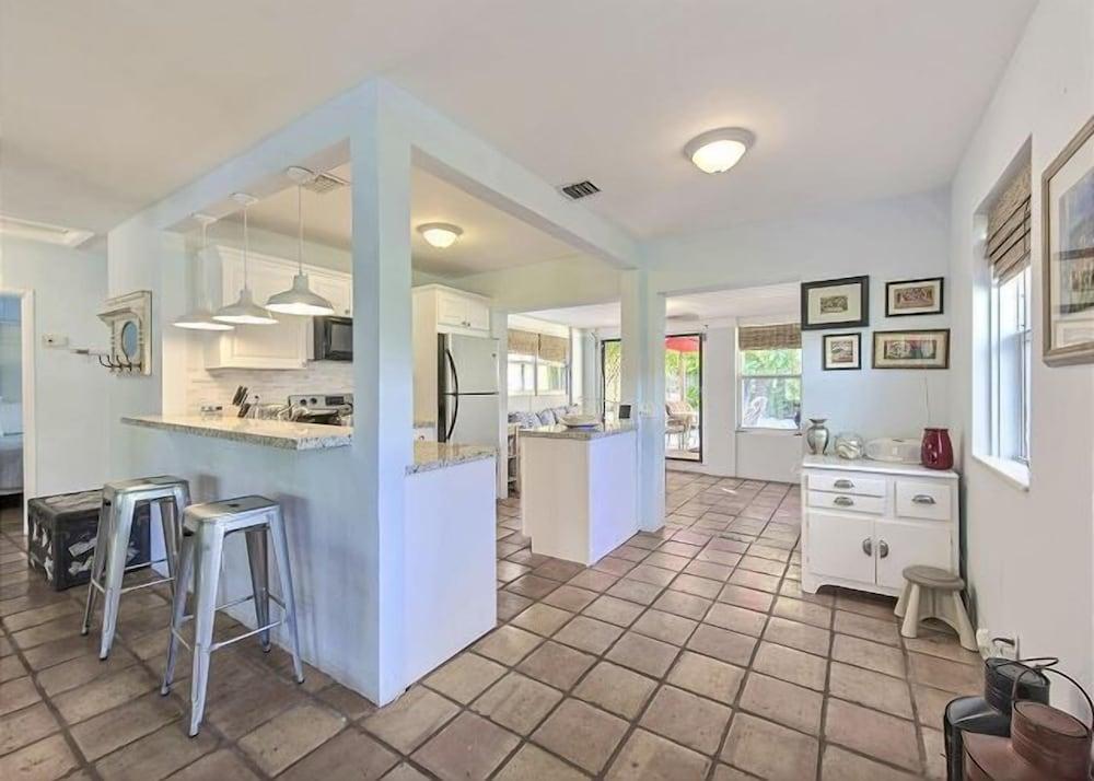 Salty Bungalow Tortuga